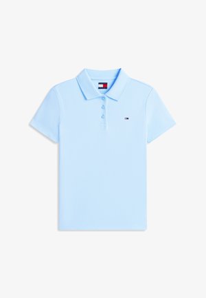 Polo a maniche corte azzurro chiaro con tre bottoni e piccolo logo Tommy Jeans sul petto e all'interno del colletto.