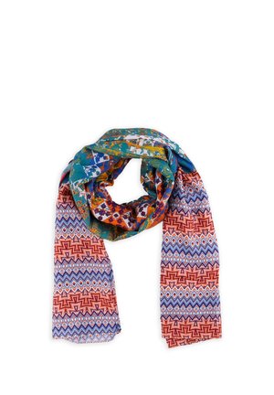 Lekki szal z kolorowymi geometrycznymi i abstrakcyjnymi wzorami w kolorach czerwonym, niebieskim, białym i zielonym, luźno zawiązany na białym tle.