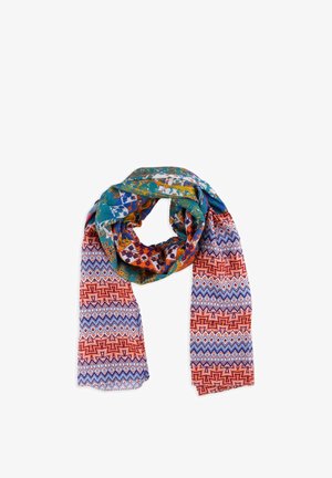 Lekki szal z kolorowymi geometrycznymi i abstrakcyjnymi wzorami w kolorach czerwonym, niebieskim, białym i zielonym, luźno zawiązany na białym tle.