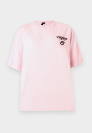 Vaaleanpunainen puuvillapaita lyhyillä hihoilla, pyöreä kaula-aukko, vasemmassa rinnassa mustaa printtiä ja huulipainatus.