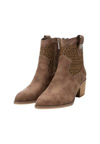 Stivaletti in suede marrone alla caviglia con tomaia intrecciata, punta appuntita e cerniera laterale. Tacco effetto legno. Accenti di cucitura semplice.