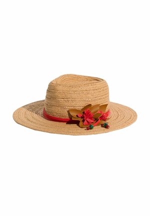 Kootud õlekõrvarõngaga laiade äärega päikesevari, kaunistatud punase paela, pruunide nahkade lillede, punaste tutide ja roheliste ning punaste helmestega valgel taustal.