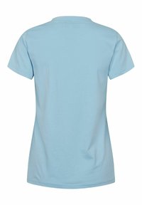 Tricou de culoare albastru deschis, cu mânecă scurtă, văzut din spate, cu decolteu rotund și talie ușor conică.