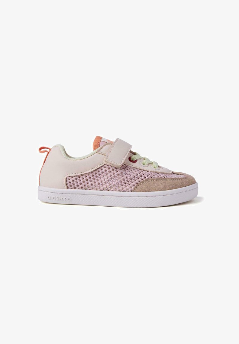 Baskets de couleur claire avec une tige en mesh rose, des accents en suède et une bride en velcro. Présente un motif texturé et une semelle contrastante.