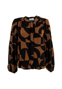 Blusa de estampado marrón y negro, con escote redondo, detalle plisado en los hombros y mangas largas abullonadas con puños elásticos.