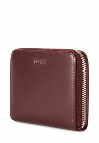 Bordowa skórzana portmonetka o teksturowanym wykończeniu, z metalowym suwakiem w kolorze srebrnym i wytłoczonym logo. Smukły, prostokątny kształt, minimalistyczny design.
