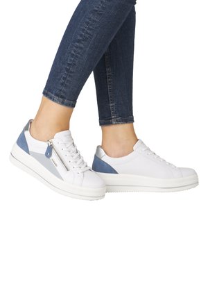 Sneakers bianchi con accenti blu e un tacco argentato, caratterizzati da una chiusura con lacci frontale e una cerniera laterale, realizzati in pelle liscia.