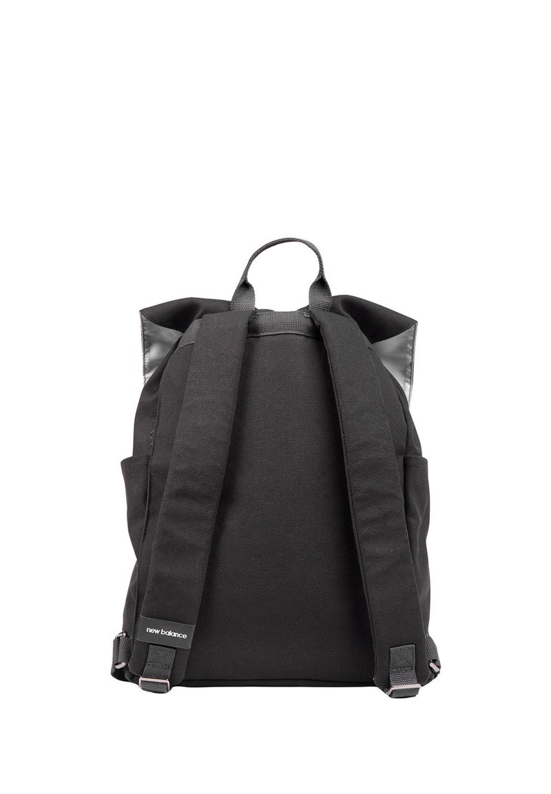 Schwarzer Stoffrucksack mit verstellbaren, gepolsterten Trägern, zwei Seitentaschen und einem oberen Griff. Verfügt über ein elegantes, minimalistisches Design und ein Logoetikett.