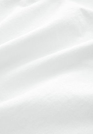 Tessuto di cotone bianco con una superficie liscia, caratterizzato da molteplici pieghe morbide e un aspetto uniforme, ideale per varie applicazioni tessili.