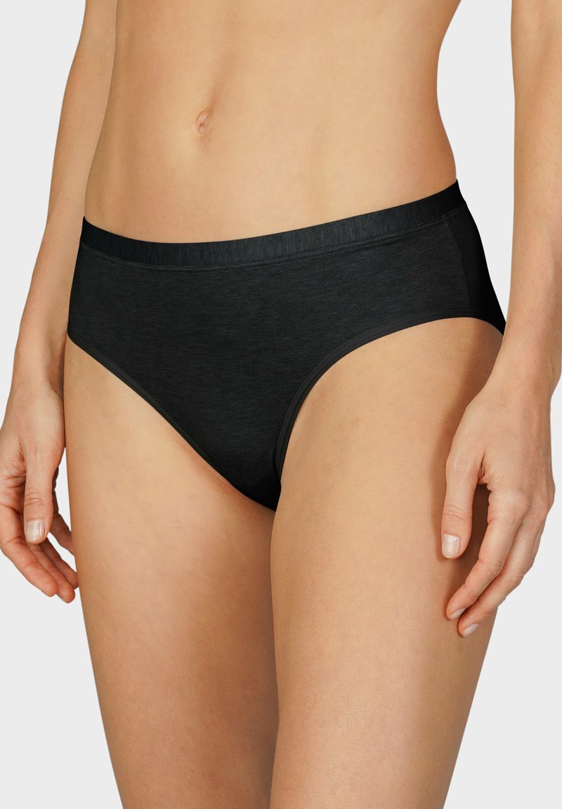 Černé vysoké kalhotky vyrobené z měkké, elastické látky. Mají hladký pas a bezešvé okraje pro pohodlí a dokonalé padnutí.