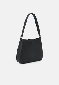 Borsa a tracolla nera con un esterno texturizzato, forma curva e una tracolla rimovibile con chiusura a gancio nella parte superiore.