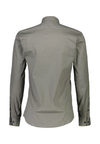 Camisa de hombre de manga larga en tela de color gris claro con un patrón de diamantes. Presenta un cuello con punta y puños abotonados. Diseño ajustado.