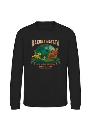 Sort sweatshirt med farverige Løvernes Konge-figurer Simba, Timon og Pumbaa, der går gennem en jungle, med tekst "Hakuna Matata It's Our Motto."