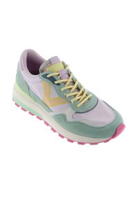 Sneaker in pasteltinten met mintgroen suède, gele veters, een roze zool en paarse stoffen panelen, schuin geplaatst om de buitenkant en bovenaanzicht te tonen.