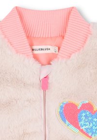 Kurtka bomber z sztucznego futra z różowym ściągaczem, z kolorową naszywką w kształcie serca z cekinów oraz jasnoróżowym uchwytem do zamka błyskawicznego.