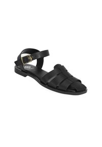Schwarze Sandale mit einem strukturierten Riemendesign, verstellbarem Knöchelriemen mit einer Metallschnalle und flacher Sohle.