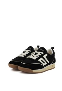 Une paire de baskets noires avec des lacets blancs et un logo, partie supérieure en tissu texturé, semelle intermédiaire beige et semelle extérieure en caoutchouc marron.