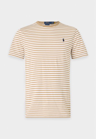 Μπεζ και λευκό ριγέ κοντομάνικο T-shirt με στρογγυλή λαιμόκοψη και μικρό σκούρο κεντημένο λογότυπο στο αριστερό στήθος.