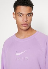 Nike Sportswear M M NSW NIKE AIR FT CREW - Sweatshirt - violet shock