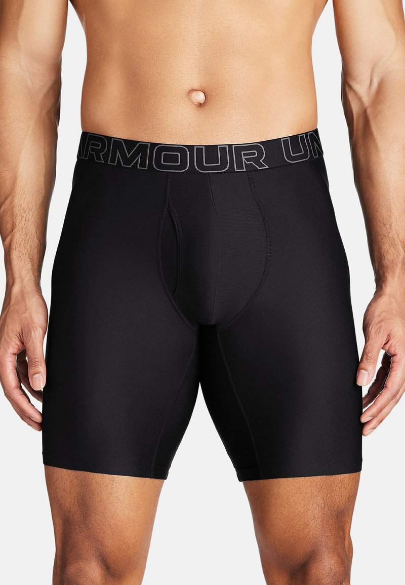 Čierne športové boxerky so širokým pásom, na ktorom je v sivej farbe napísané "ARMOUR". Vyrobené z hladkej, elastickej tkaniny s priliehavým strihom.