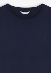 Marineblå bomulds T-shirt med rund halsudskæring, der har et lille broderet logo af et kranium og korslagte knogler på brystet.
