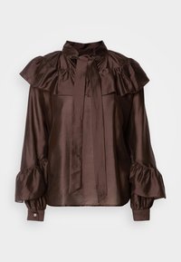 Brun satinbluse med en rynket krave, lange puffærmer og en sløjfe ved halsen. Har knapdetaljer ved manchetterne.