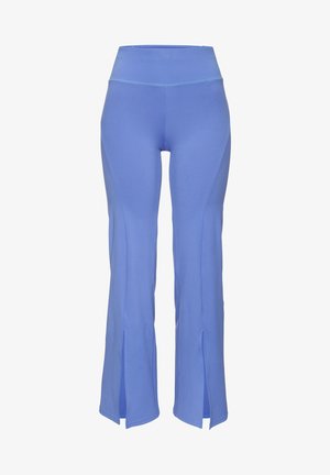 Blaue Sporthose mit hohem Bund, seitlichen Schlitzen am Saum und glattem, dehnbarem Stoff mit matter Oberfläche.