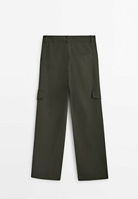 Pantalon cargo vert olive en tissu lisse, avec une coupe décontractée, deux poches latérales et une poche arrière unique.