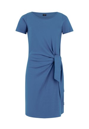 Vestido azul de manga corta y largo hasta la rodilla, con cuello redondo y detalle de nudo lateral en la cintura derecha.