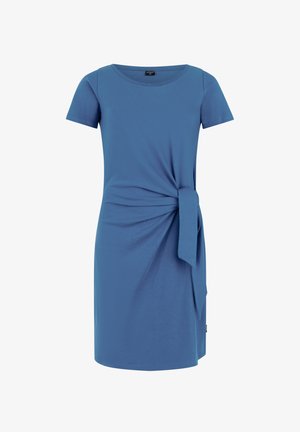 Vestido azul de manga corta y largo hasta la rodilla, con cuello redondo y detalle de nudo lateral en la cintura derecha.