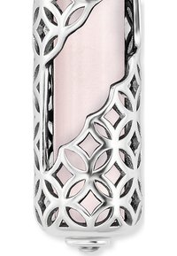 Design in filigrana d'argento con un centro rosa e traslucido. Il motivo intricato include tagli a diamante e ovali. Texture complessiva liscia.