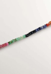 Cuentas de piedras preciosas multicolores con una superficie facetada, que presentan tonos de rosa, verde, azul, negro y rojo dispuestos en un patrón lineal.