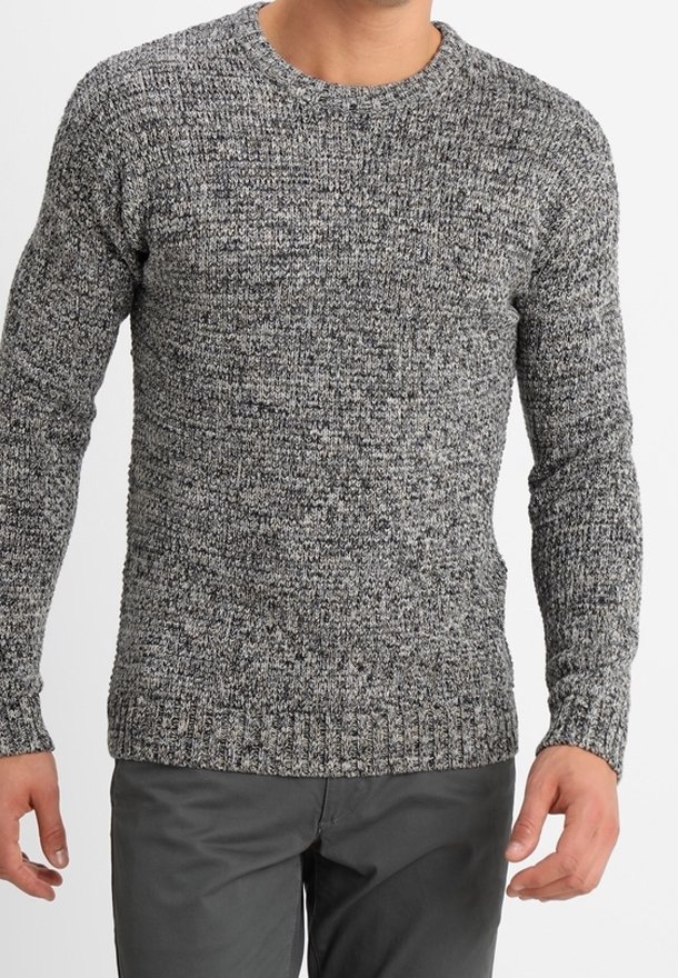 Šedý pletený svetr s texturovaným vzorem, kulatým výstřihem a žebrovanými manžetami. Nositelný s tmavě šedými kalhotami.