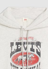 Grå sweatshirt med huva, med en stor grafisk tryck av ordet "LEVI'S" och två hästar på en oval röd bakgrund.