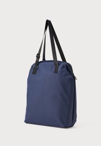 Borsa a tracolla blu navy con spallacci neri regolabili, forma rettangolare, texture liscia e chiusura con zip. Non presenta loghi o motivi visibili.