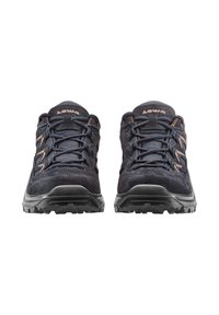 Scarpe da trekking blu scuro con tomaia in suede e rete, dotate di suole in gomma nera e dettagli marroni. Design con lacci e collo imbottito.