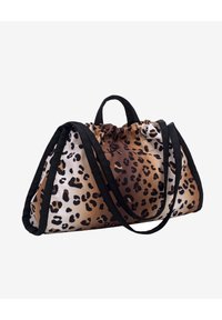 Sac imprimé léopard en tissu marron et beige avec bordure noire, doté d'un dessus à cordon de serrage, de deux poignées courtes et de bretelles réglables.