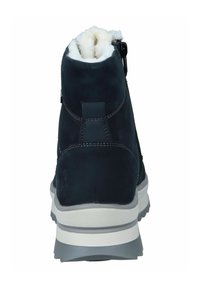 Stivale alla caviglia in suede blu navy con cuciture bianche a contrasto, suola in gomma grigia e foderato in pelliccia sintetica nella parte superiore. Cerniera laterale per facilitare l'indossamento.