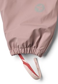 Roze waterdichte jasstof, met gedetailleerde geplooide manchetten. Heeft een contrasterende band met "WHEAT" in lichte kleur geperst.