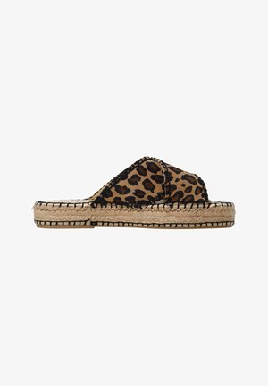 Espadrille à motif léopard avec un dessus en textile beige, des coutures noires et une semelle en jute. Conception ouverte pour une respirabilité optimale.