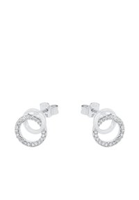 Silvriga örhängen med två sammanlänkade cirkulära mönster, en med en slät yta och den andra prydd med små klara stenar.