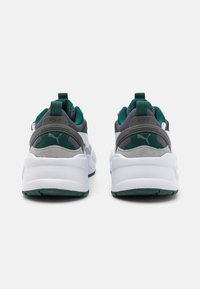 Sneakers atletici verzi și gri, cu un superior din plasă texturată, guler căptușit și o talpă intermediară groasă albă, însoțită de o talpă exterioară cu model.