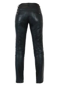 Schwarze Lederhosen mit einer taillierten Silhouette, ausgestattet mit zwei Gesäßtaschen und diagonalen Reißverschlüssen an den Seiten als Akzentdetails. Glatte Textur.