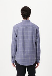 Camicia a maniche lunghe di colore viola chiaro con motivo a reticolo, dotata di colletto button-down, orlo curvo e polsini abbottonati. Il tessuto sembra morbido.