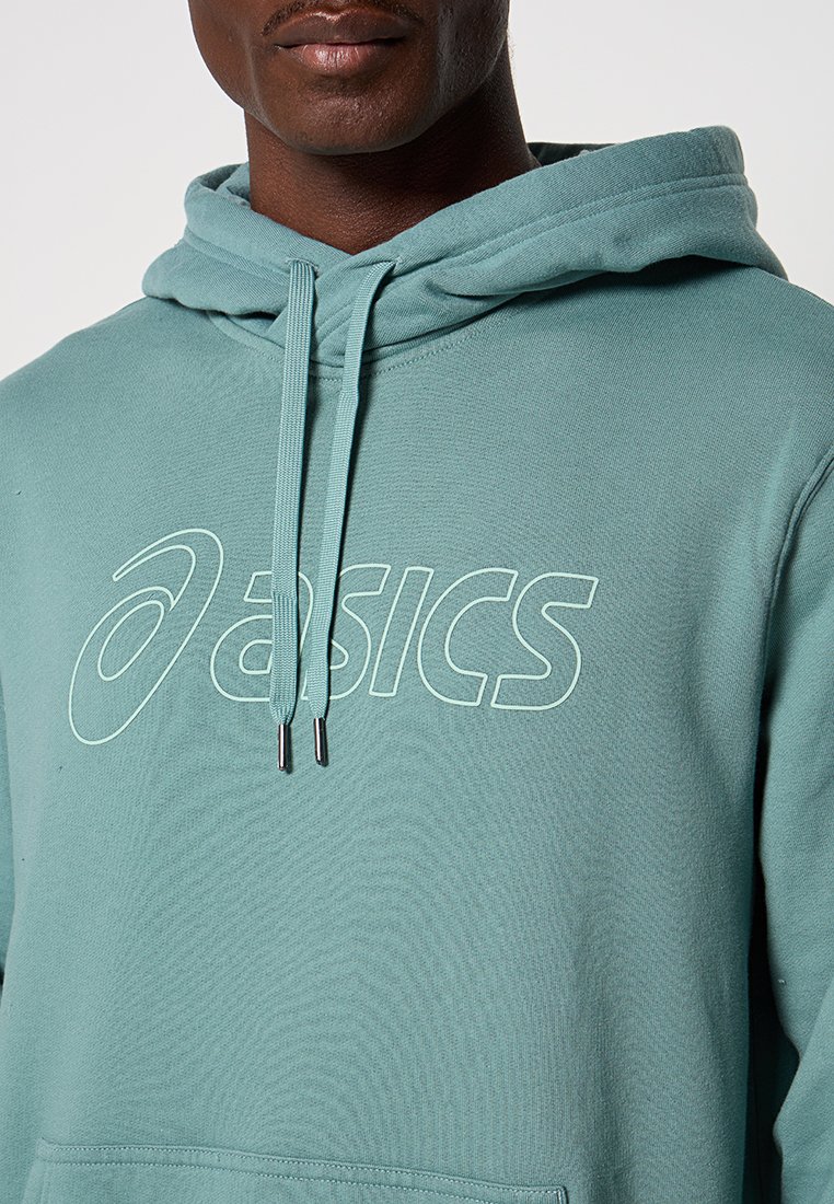 Haut à capuche bleu clair en tissu coton avec un capuchon à cordon, arborant un grand logo blanc "asics" sur le devant. Texture lisse.