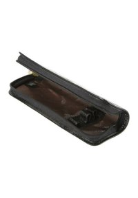 Astuccio nero con zip e superficie liscia, aperto per rivelare un interno marrone con elastici per tenere gli strumenti di scrittura.