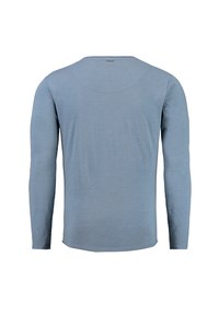 Langarm t-shirt in lichtblauw, gemaakt van zachte stof, ronde halslijn, gebogen zoom, minimalistisch ontwerp zonder patronen of accenten.