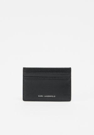 Zwarte leren kaarthouder met vijf kaartsleuven, geperst logo en een gladde textuur. Eenvoudig rechthoekig ontwerp met minimale stikaccenten.