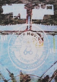 Emblema de estilo vintage de la Ruta 66 con el texto "Sigue Adelante", con un fondo abstracto en tonos azules, negros y marrones.