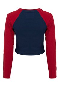 Langärmliges Crop-Top mit roten Raglanärmeln und navy-blauem Körper, aus weichem Stoff mit einem Rundhalsausschnitt.